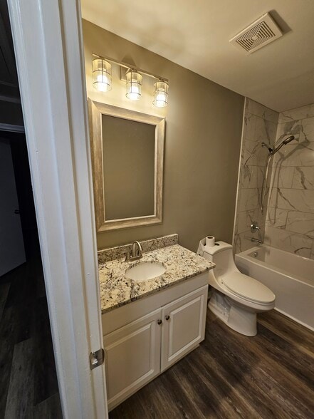 Building Photo - 1131 W Brookgreen Dr