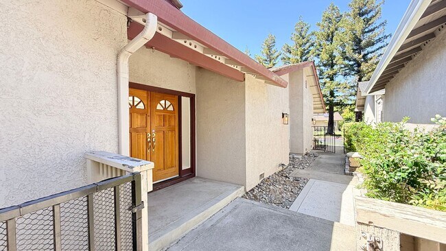Building Photo - 750 N Paradise Valley Ct