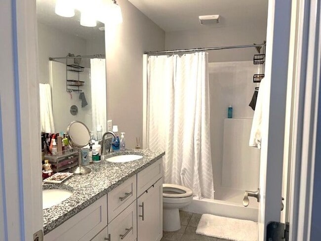 Building Photo - Nice 2 Bedroom 2.5 bath townhome with open...