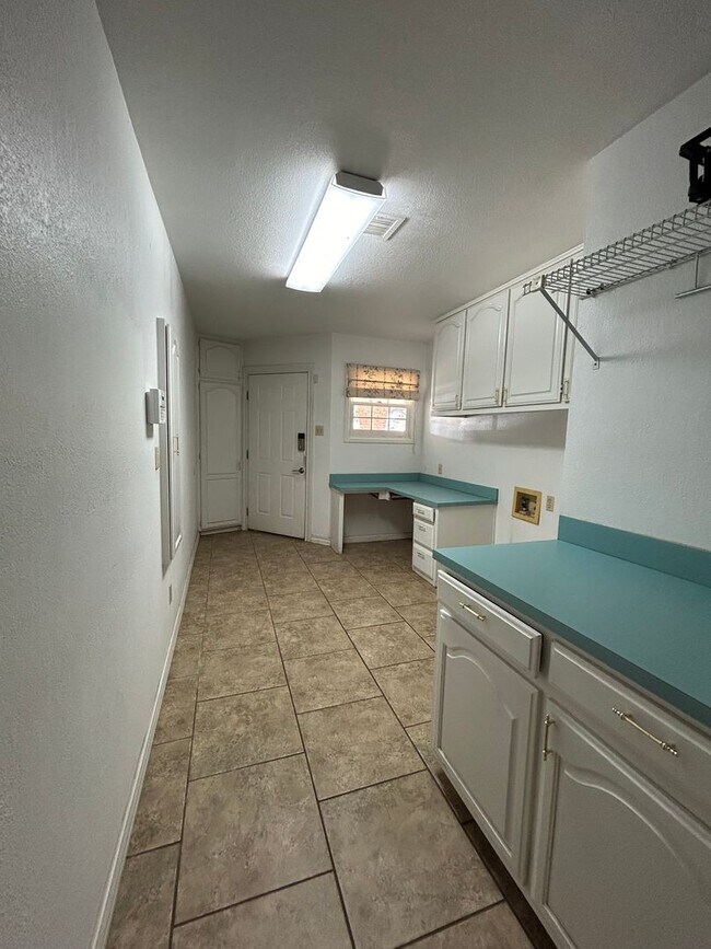 Building Photo - Beautiful Large Family Home!!!