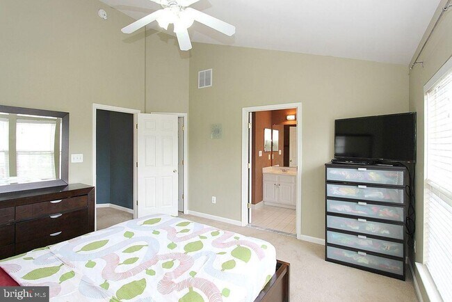 Building Photo - Beautiful 3-Bedroom, 2.5-Bath End-Unit Gar...