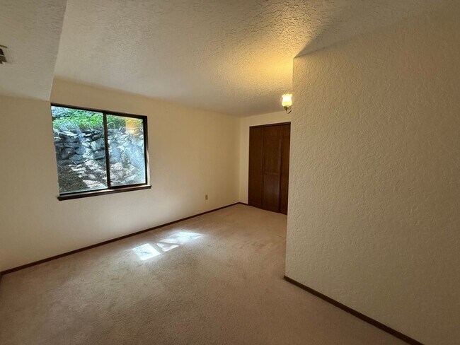 Building Photo - 3 Bed 2.5 Bath in the Heart of Bellevue