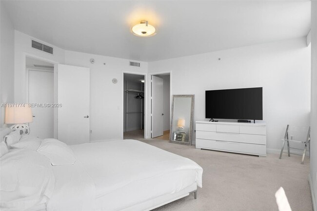 Building Photo - 18201 Collins Ave