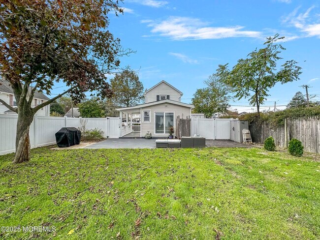 Building Photo - 543 Springdale Ave