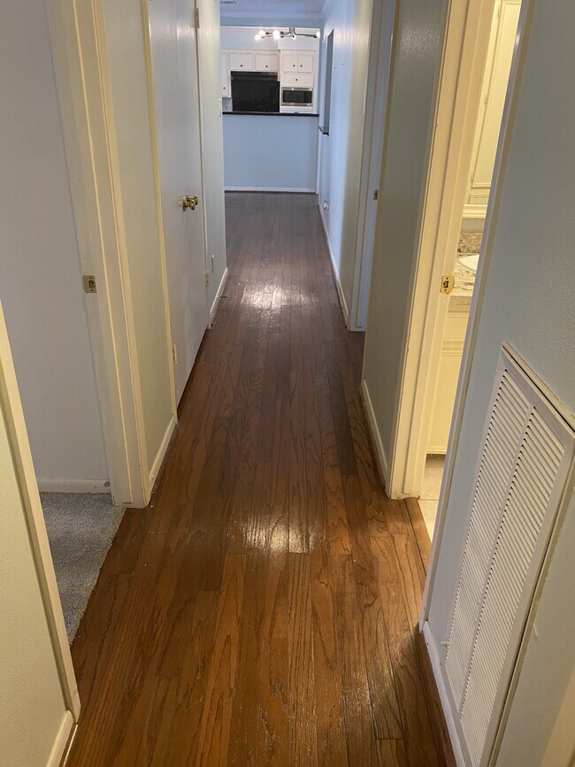 Building Photo - 5 Bendwood Dr