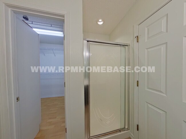 Building Photo - Crestview Charm: 4 Bedroom Home with Hard Floors and Fenced Yard!