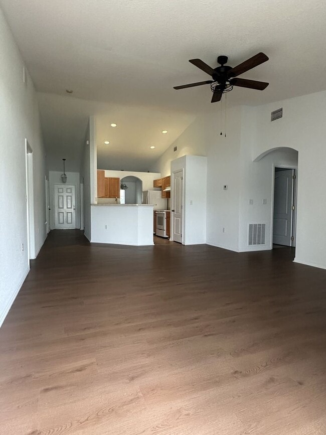 Building Photo - Spacious 4 bed 2 bath, 2 car garage with fenced-in backyard in Poinciana Neighborhood