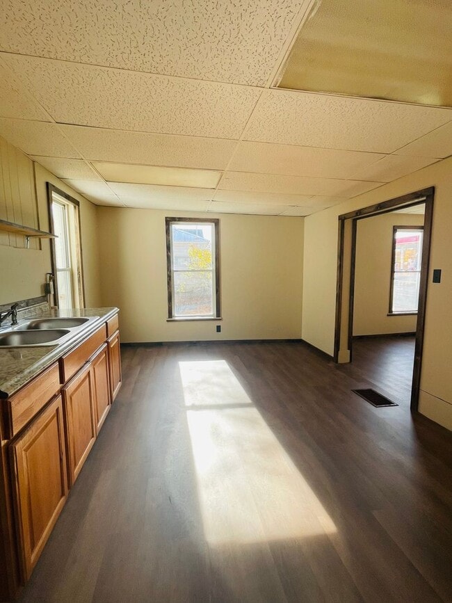 Building Photo - Newly renovated 3 Bed / 1 1/2 Bath home wi...