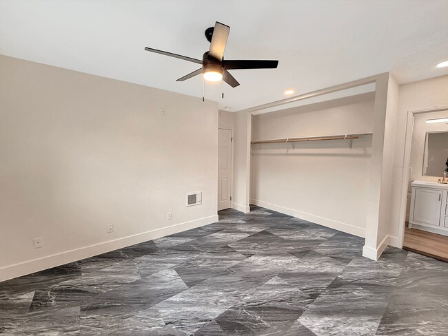 Building Photo - Bright & Updated 2-Bed Condo in Gated Vill...