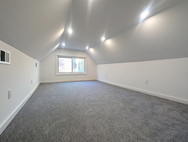 Building Photo - 2437 W Leland Ave