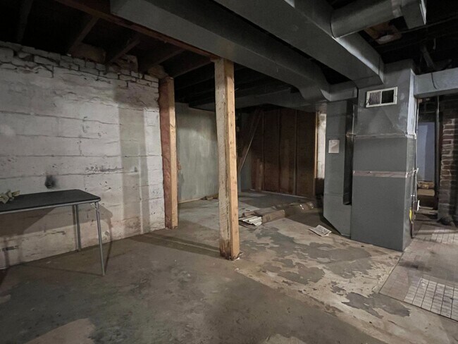 Building Photo - Beautiful original woodwork!  3 bed South Omaha home!