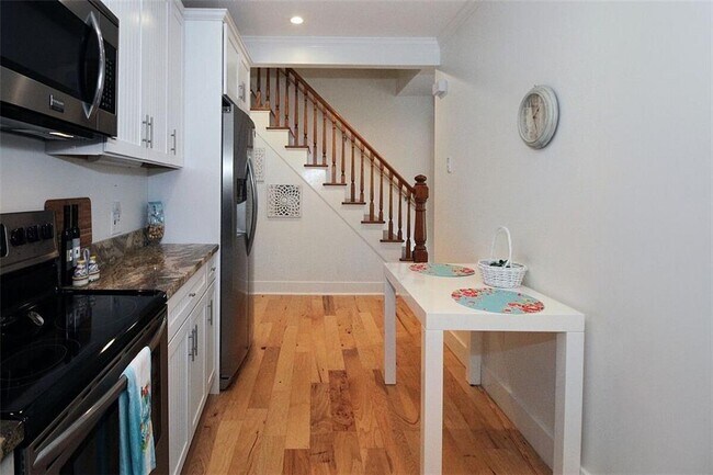 Building Photo - 364 Bellevue Ave