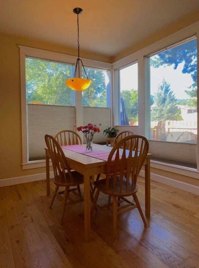 Building Photo - Spring Semester Furnished House!