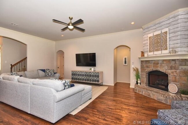 Building Photo - Room for the whole family in this 5 bedroom, 3-1/2 bath Executive Rental on corner lot in Millice...
