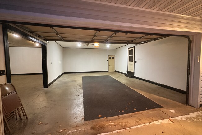 Building Photo - Rare, Must See Rambler in Cottage Grove