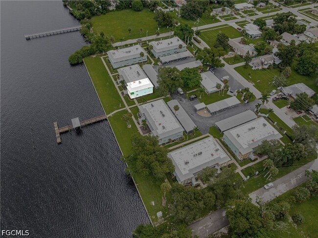 Building Photo - 3225 E Riverside Dr
