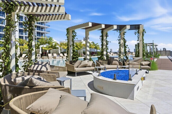 Building Photo - 220 Lake Shore Dr