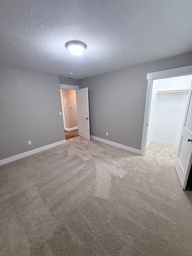 Building Photo - 3 Bedroom 2 Bathroom in Mill City, OR.
