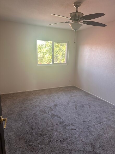 Building Photo - 581 Gladiola St