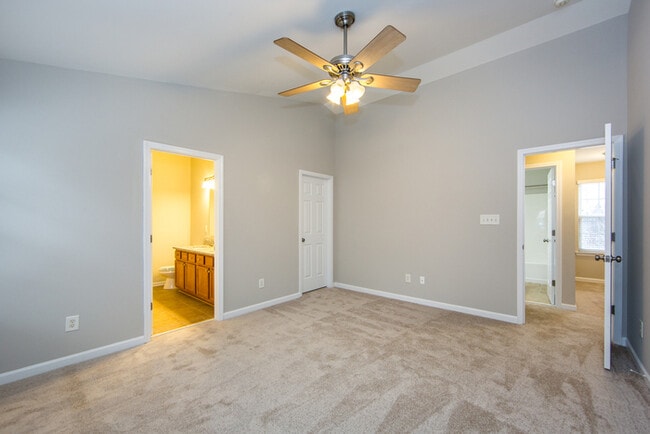 Building Photo - Great 3BD/2.5BA Home in Desirable Highland Creek!