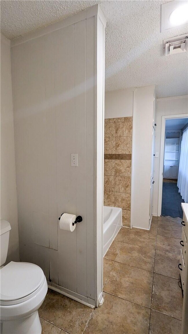 Building Photo - Charming 3-Bed, 2-Bath Oasis on West 6th Street - Spacious 2,685 Sq Ft Home in McGregor, TX!