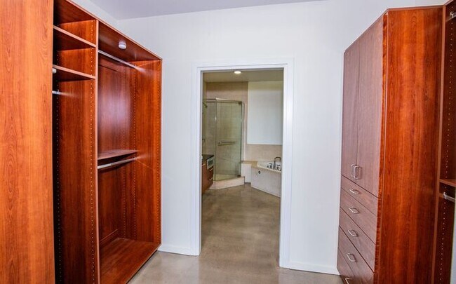 Building Photo - Stunning Modern 2Bdm 1Ba High-Rise Condo L...