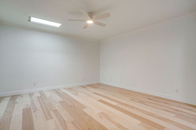 Building Photo - Easy Townhouse Living