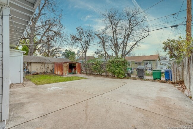 Building Photo - 811 Cottonwood Ave