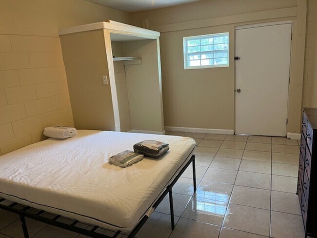 Building Photo - 2 bedroom / 2 bath available soon!
