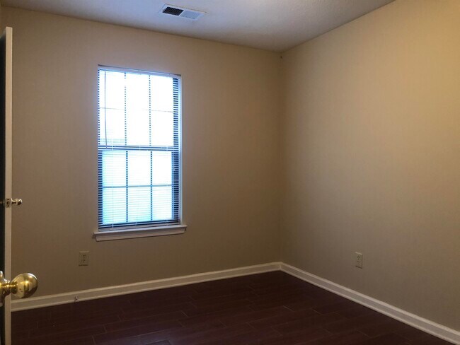 Building Photo - 6813 Maury Dr