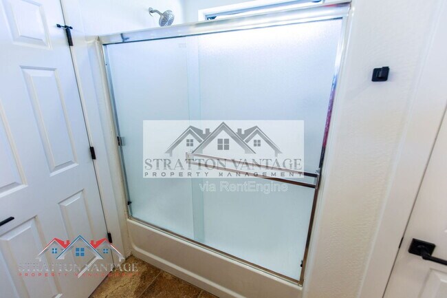 Building Photo - 484 E Cheyenne Rd