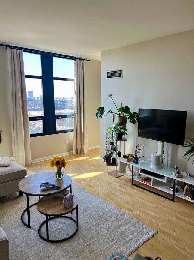 Building Photo - 1255 S State St