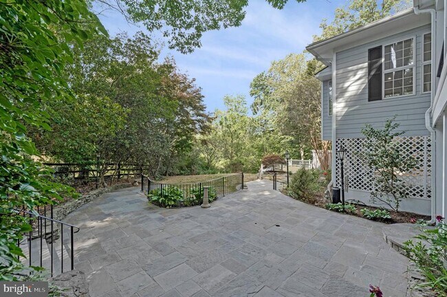 Building Photo - 10034 Scenic View Terrace