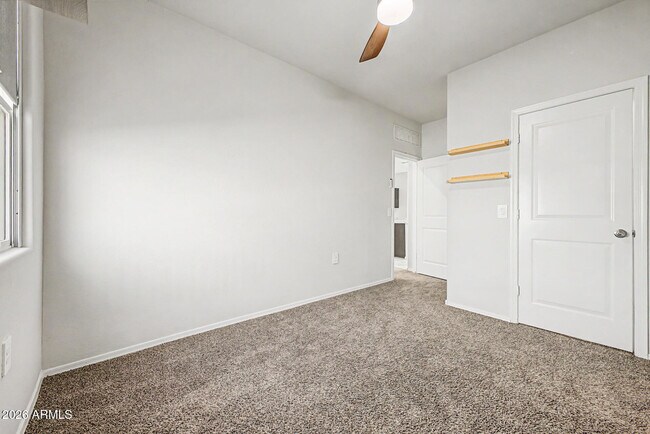 Building Photo - 1302 W Raymond Ave