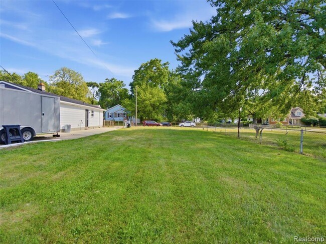Building Photo - 1221 E Granet Ave
