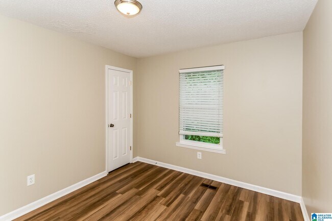 Building Photo - 720 Twin Ridge Dr