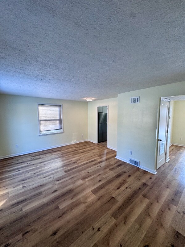 Building Photo - 196 S Point Dr