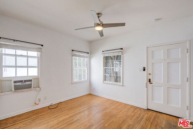 Building Photo - 967 N Doheny Dr