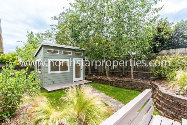 Building Photo - Impeccable Multnomah Village Bungalow