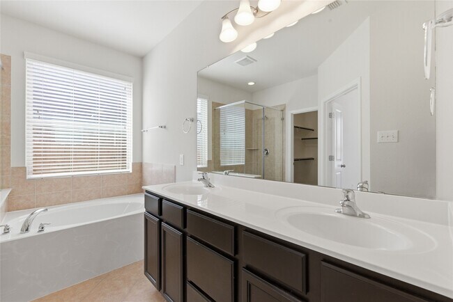 Building Photo - 3418 Delta Dr