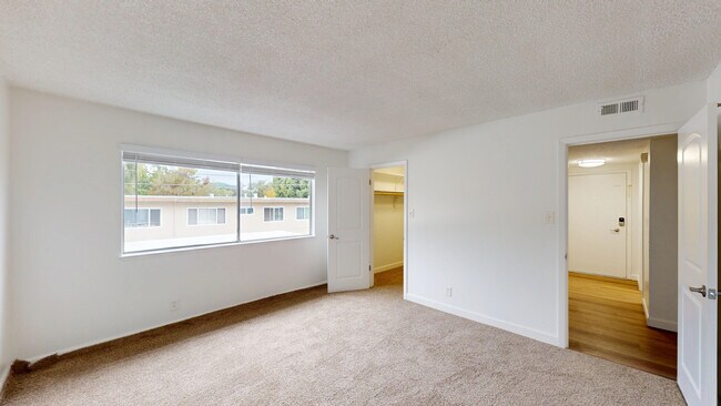 Building Photo - 827 Las Gallinas Ave