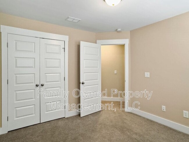 Building Photo - 7785 Park Gate Dr