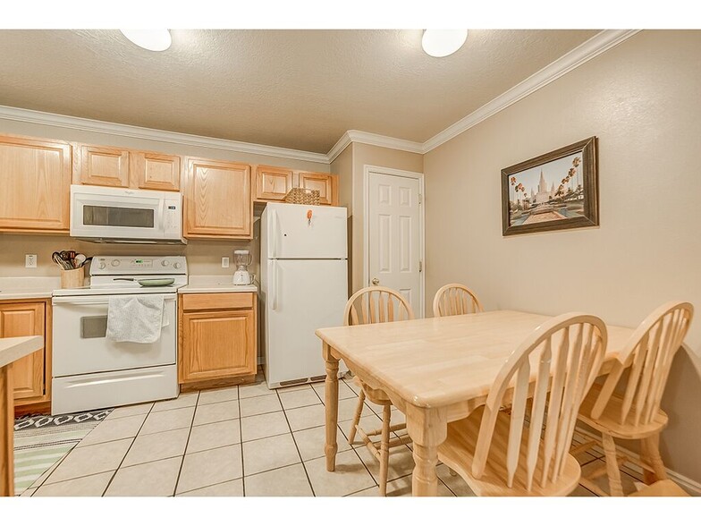 Eat in Kitchen - 543 N University Ave