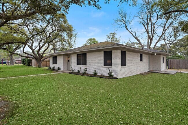 Building Photo - 1606 E Fayle Ave