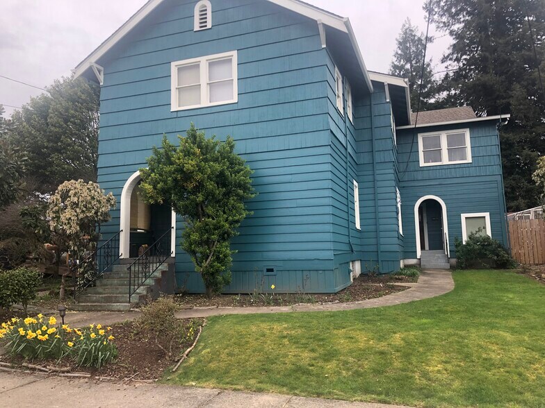 Front entrances for this 4-plecx - 412 John Adams St