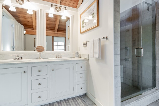 Building Photo - 221 Merchants Path