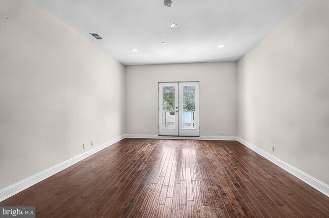 Building Photo - 2050 Frankford Ave