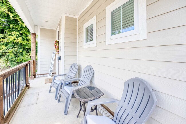 Building Photo - 909 W Eagle St