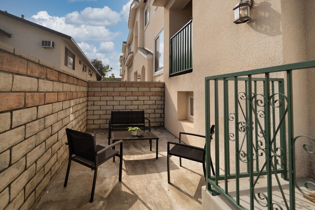 Building Photo - 2 WEEKS OFF SPECIAL..BEAUTIFUL 4 BED 3 BATH UNIT!!!!!