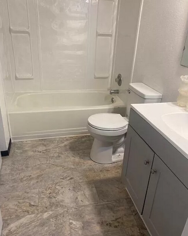 Building Photo - Updated 4 Bedroom 2 Bath PET FRIENDLY